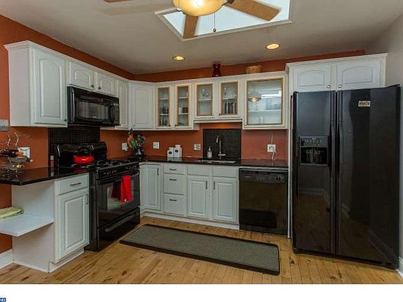 5th image of 150 Conarroe St