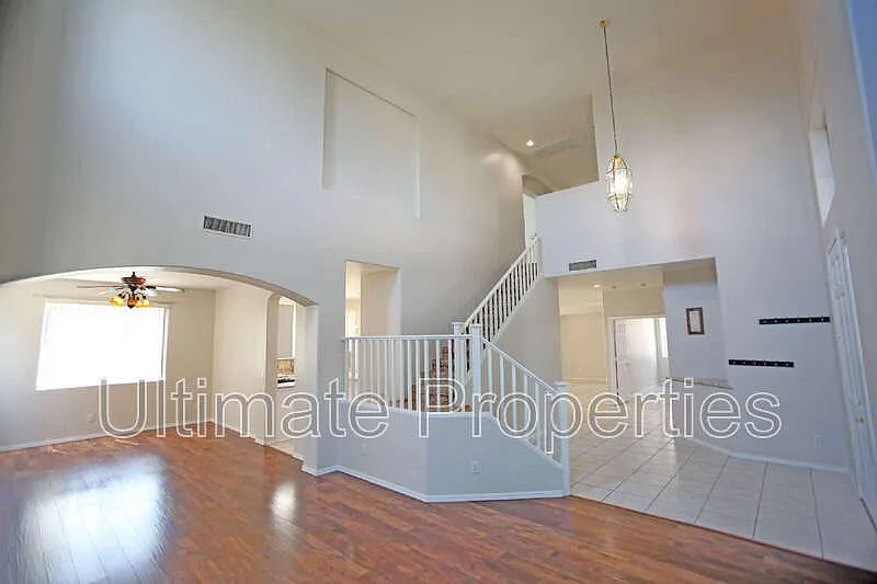 6 bed, 3.0 bath, 3570 sqft, $3,495 — Photo 3