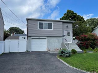 30 Mound St, Lindenhurst, NY 11757