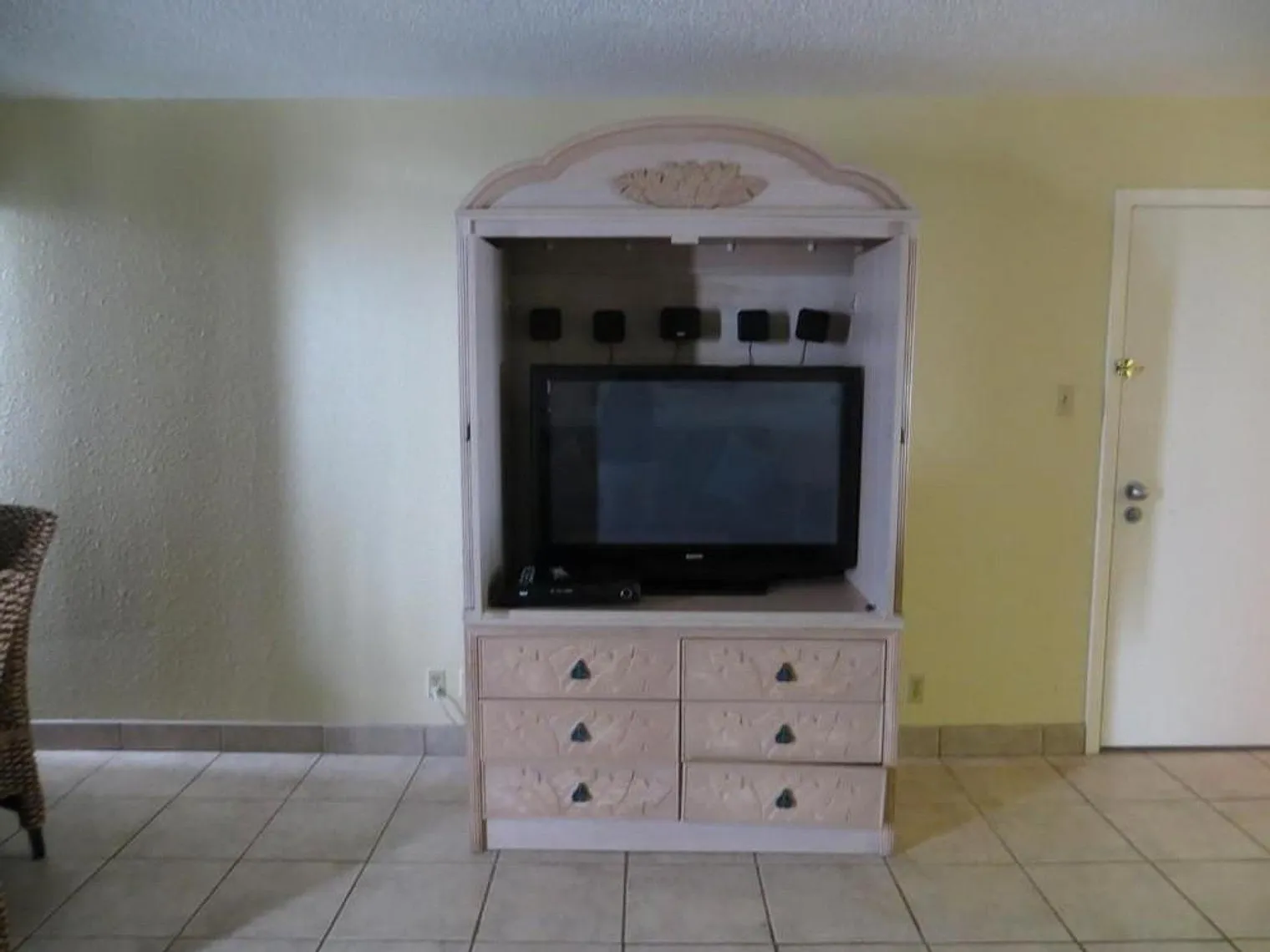1 bed, 1.0 bath, 807 sqft, $8,825 — Photo 4