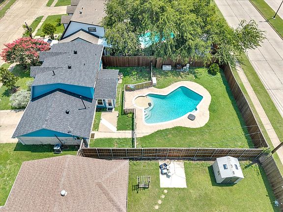 3rd image of 1401 Greentree Ln