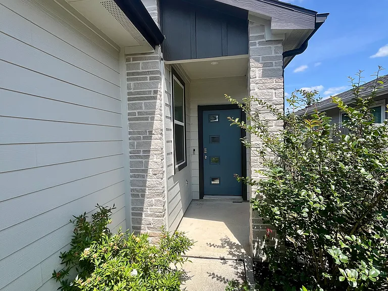 12807 Southborough Ln — Photo 2
