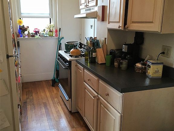 2nd image of 586 Washington St APT 6