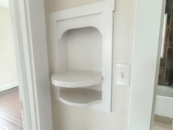 4th image of 325 Langdon St