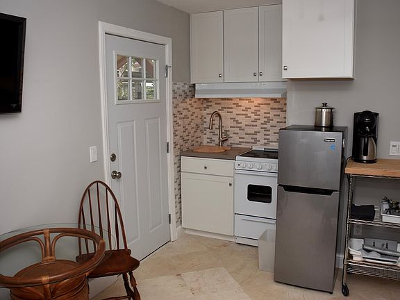 5th image of 1833 S Horne St #B