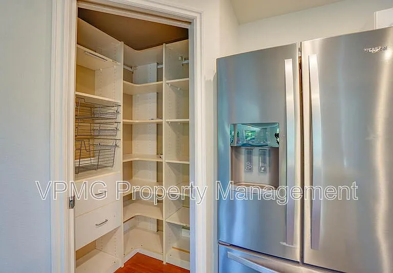 552 E 5th St — Photo 15