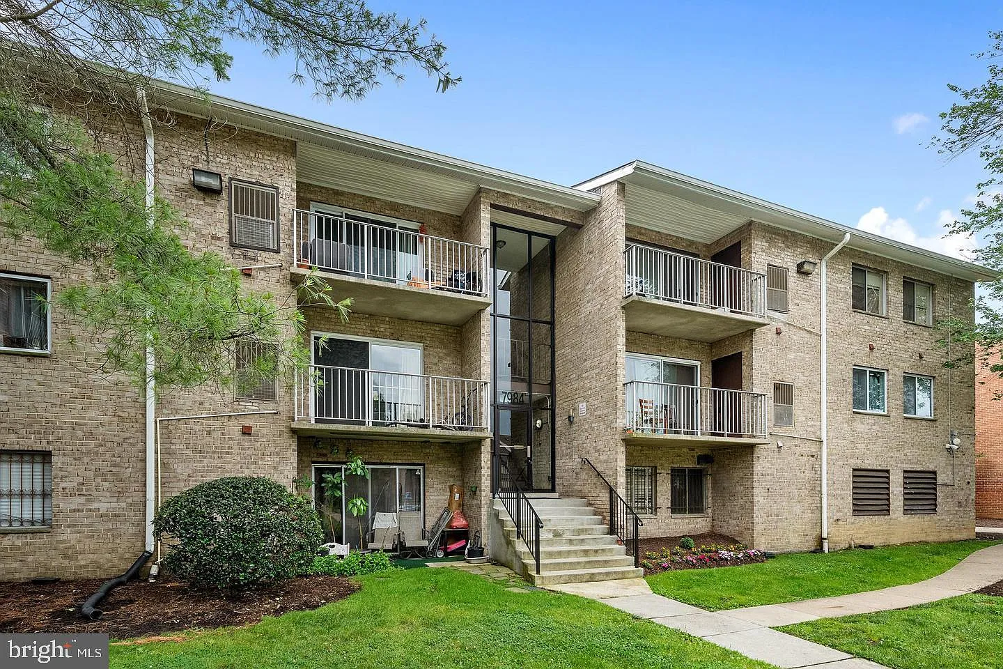 2 bed, 1.5 bath, 886 sqft, $1,900 — Photo 2