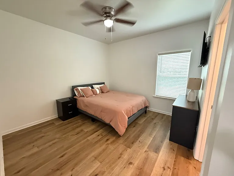 512 E Madison St — Photo 11