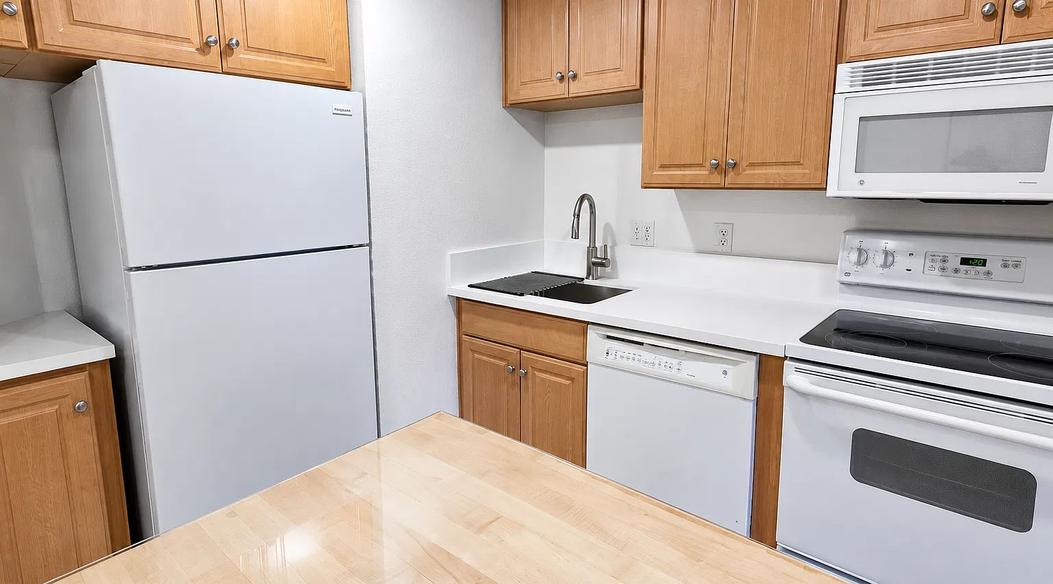 1 bed, 1.5 bath, 823 sqft, $2,195 — Photo 4