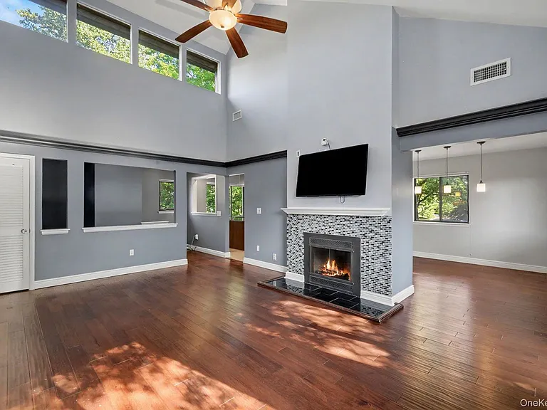 212 Old Farm Ln — Photo 1