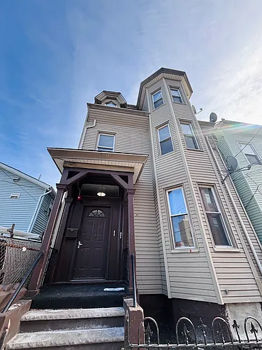 393 Straight St #2 Photo 1