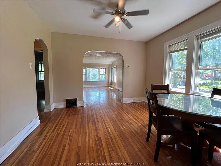 2423 Princess Ave — Photo 10