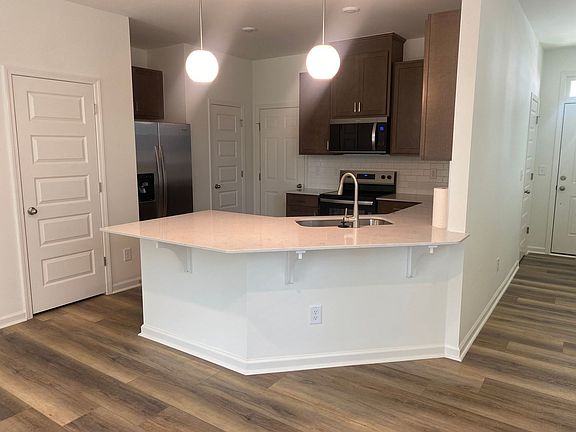 4th image of 175 Parker Ln