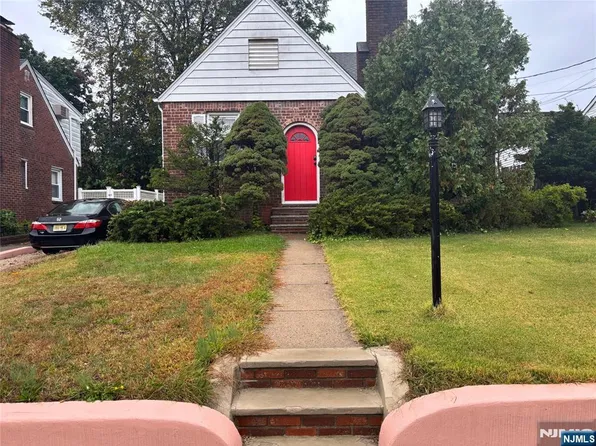 40 Sylvan Ave, Bergenfield, NJ 07621