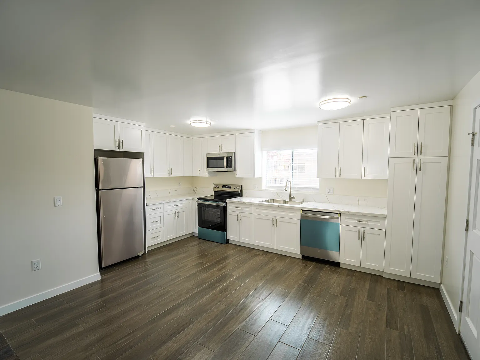 3 bed, 1083 sqft, $3,700 — Photo 4