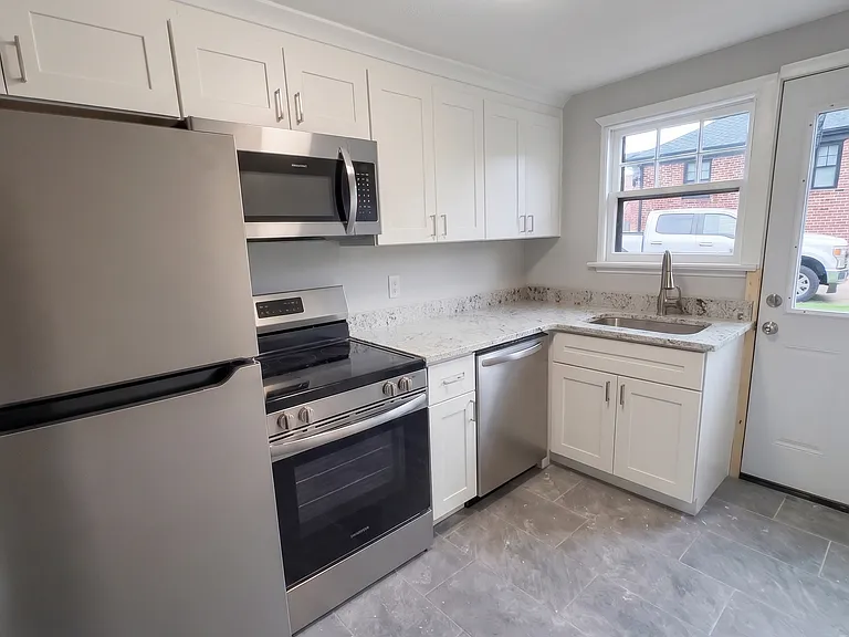4717 Bancroft Ave — Photo 3