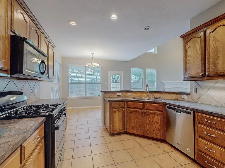 4134 Petersburg Dr — Photo 8