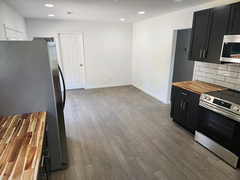 1703 E Lincoln St — Photo 13
