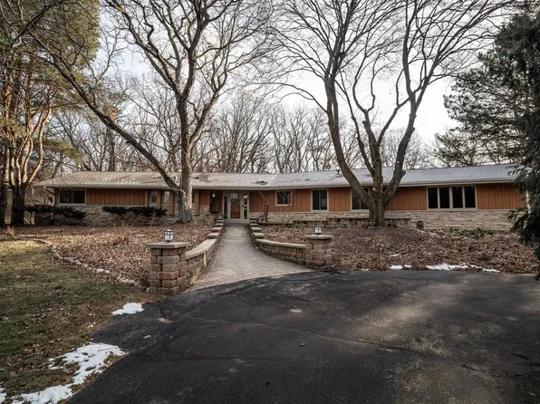 W288S4816 Rockwood TRAIL, Waukesha, WI 53189