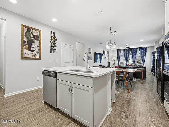 3 bed, 1697 sqft, $2,375 — Photo 4