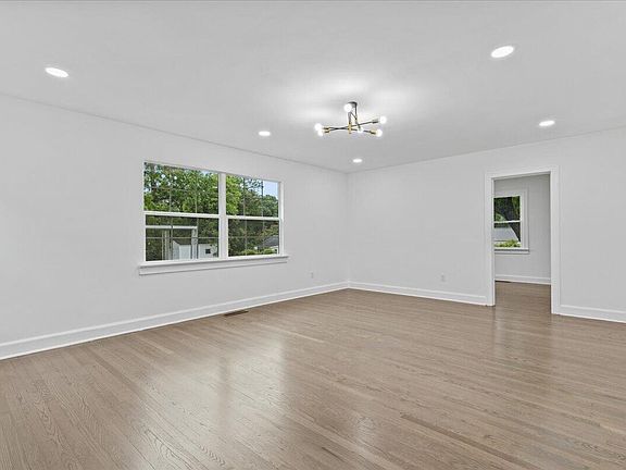 4th image of 157 N Elizabeth St