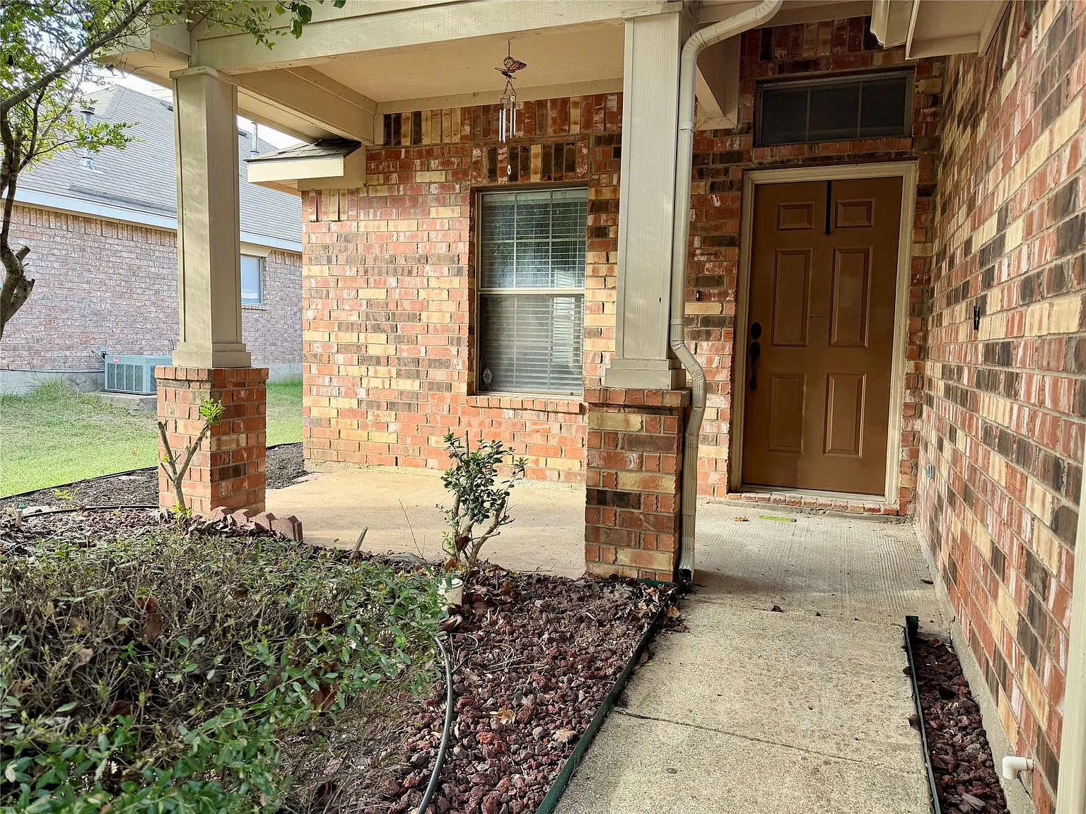 3 bed, 2.0 bath, 1818 sqft, $2,100 — Photo 2