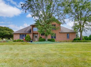 910 N Stoneybrook Dr, Wapakoneta, OH 45895