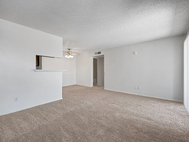 5321 S Loop 289 — Photo 10