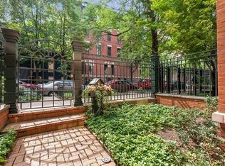 26 W Chestnut St, Chicago, IL 60610