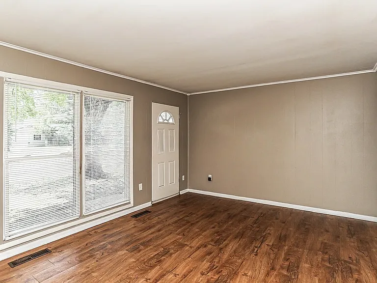 6526 W Carmen Ave — Photo 7
