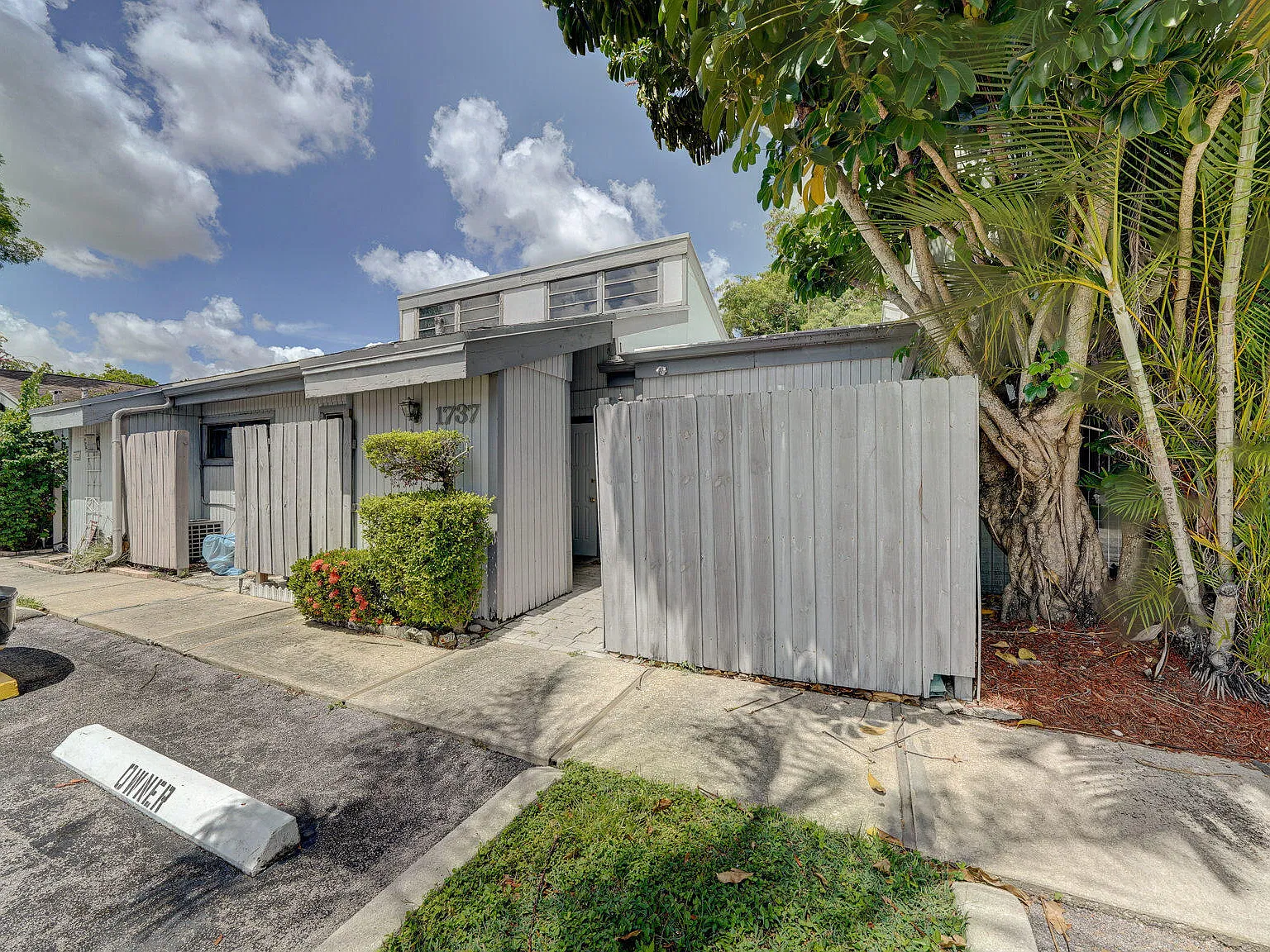 2 bed, 2.0 bath, 1074 sqft, $2,300 — Photo 2