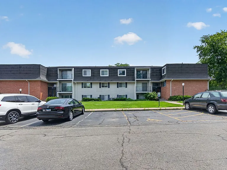 Hollow Hills Apartments — Photo 139