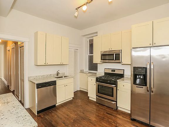 3rd image of 854 W Armitage Ave APT 2f