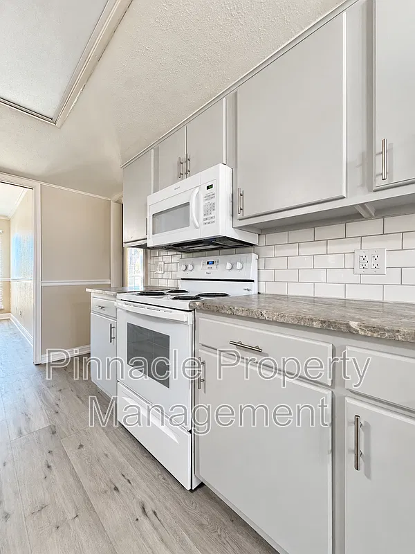 4 bed, 2.0 bath, 1749 sqft, $2,295 — Photo 4