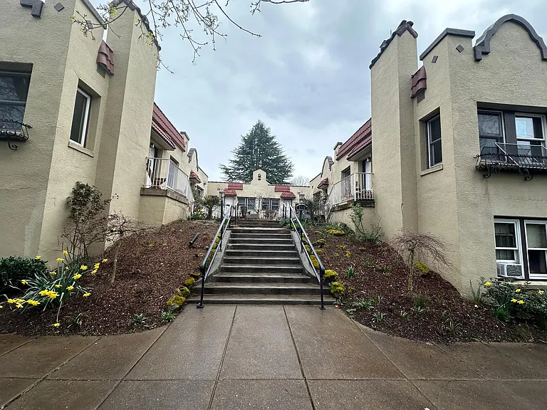 NE 8th Ave — Photo 1