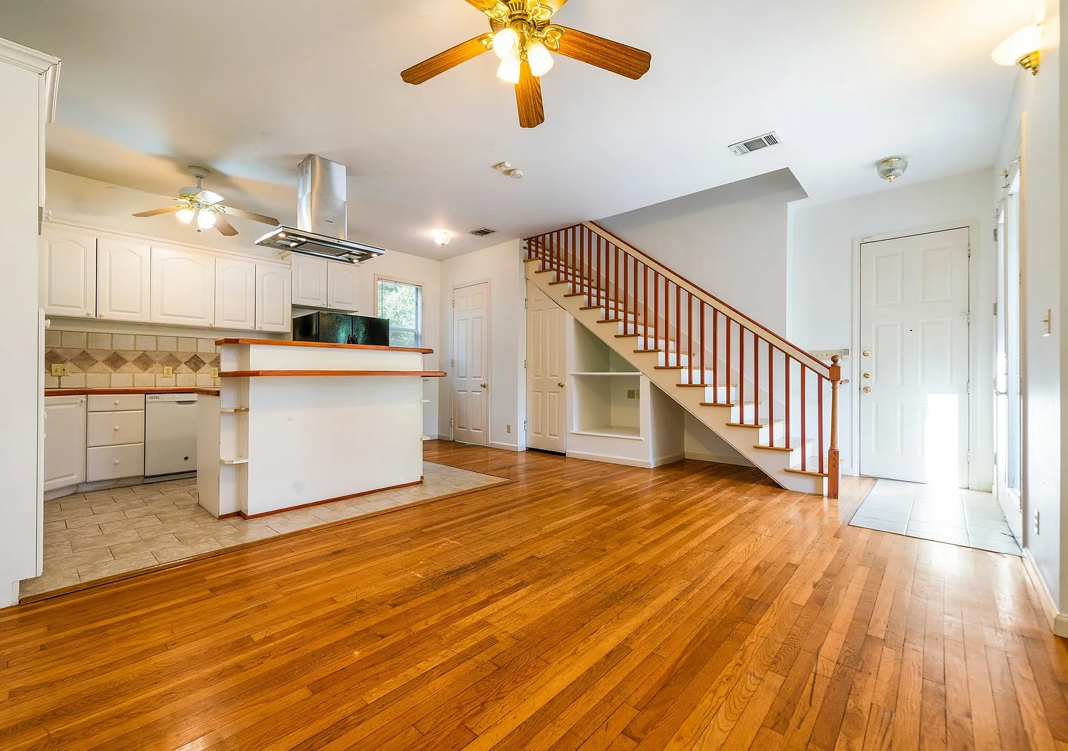 909 East 38th Street — Photo 3