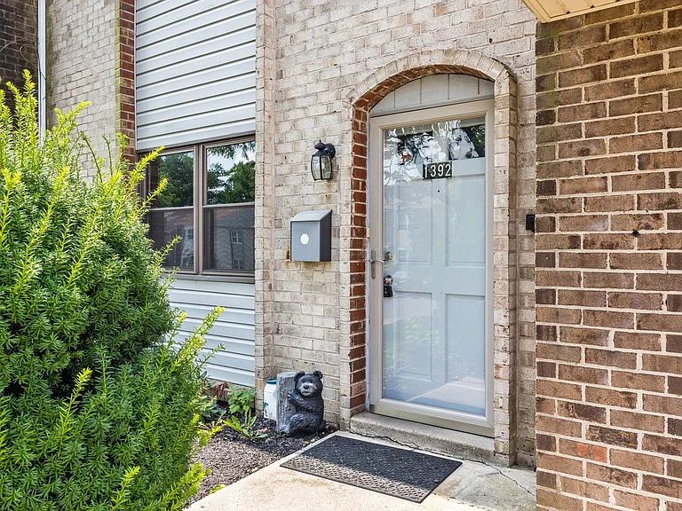 1392 Argyle Way — Photo 3