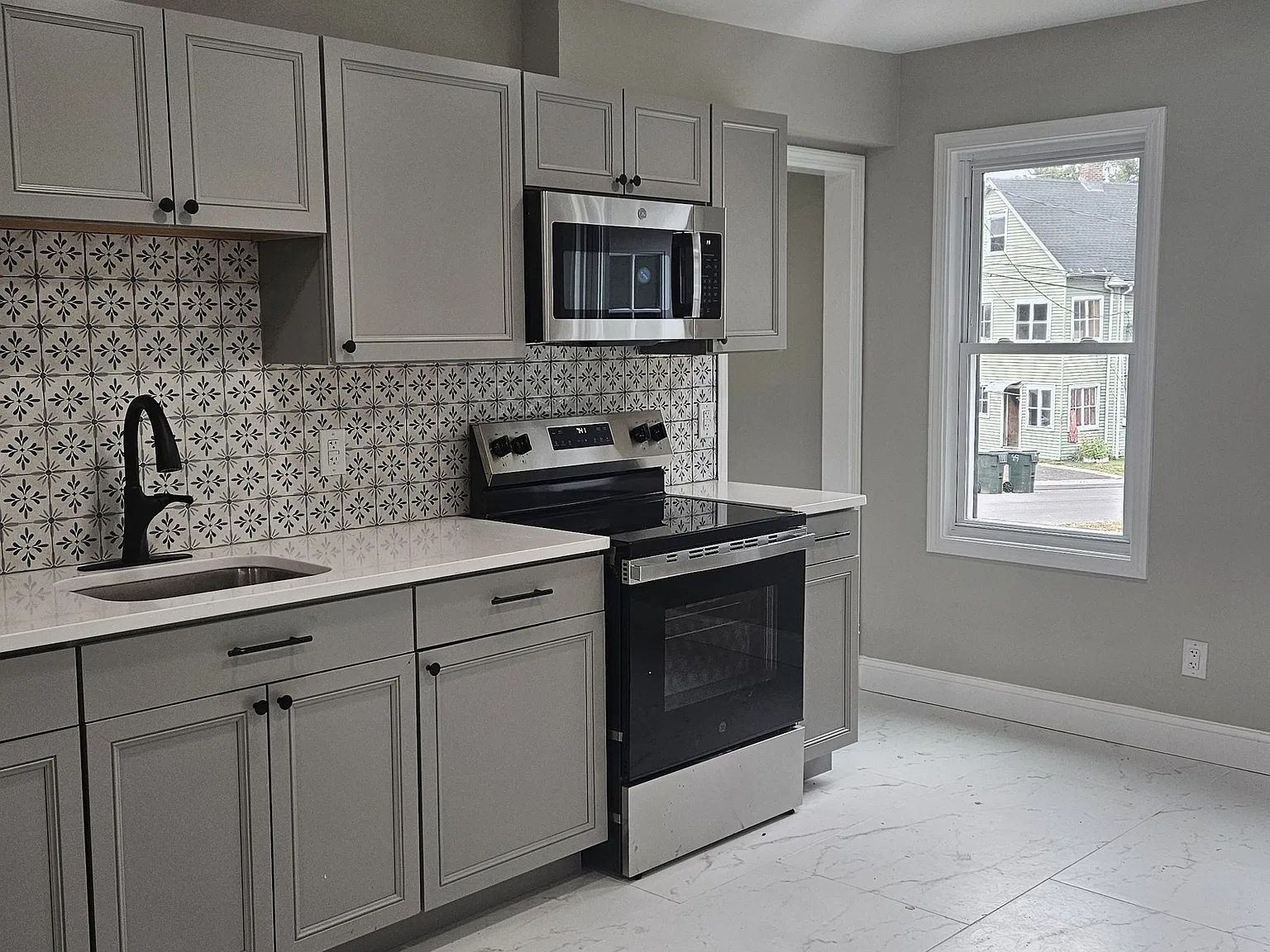 3 bed, 2.0 bath, 2870 sqft, $2,300 — Photo 1