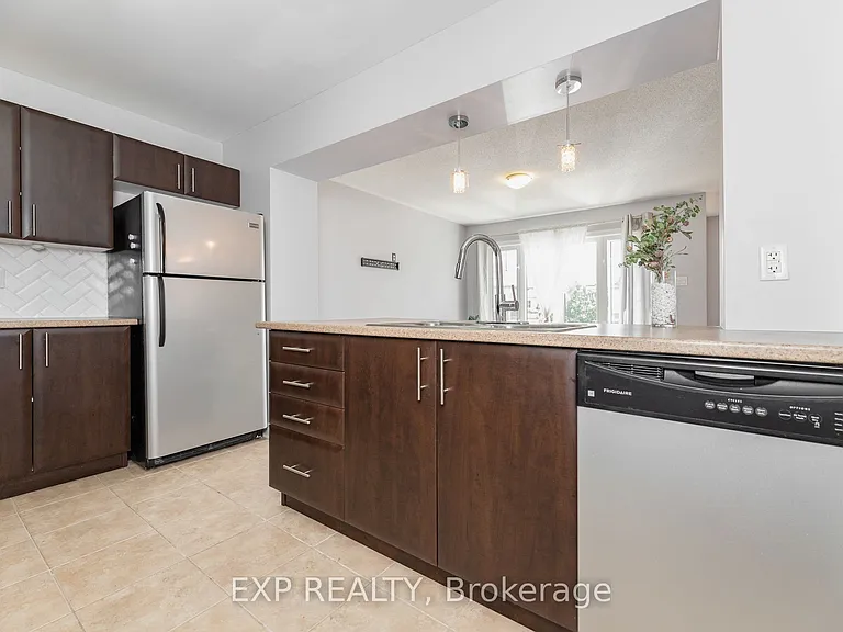 960 Messor Cres — Photo 13