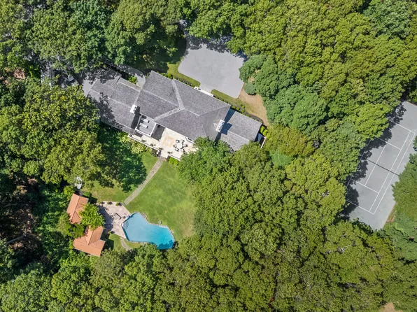 1 Terrys Trl, East Hampton, NY 11937