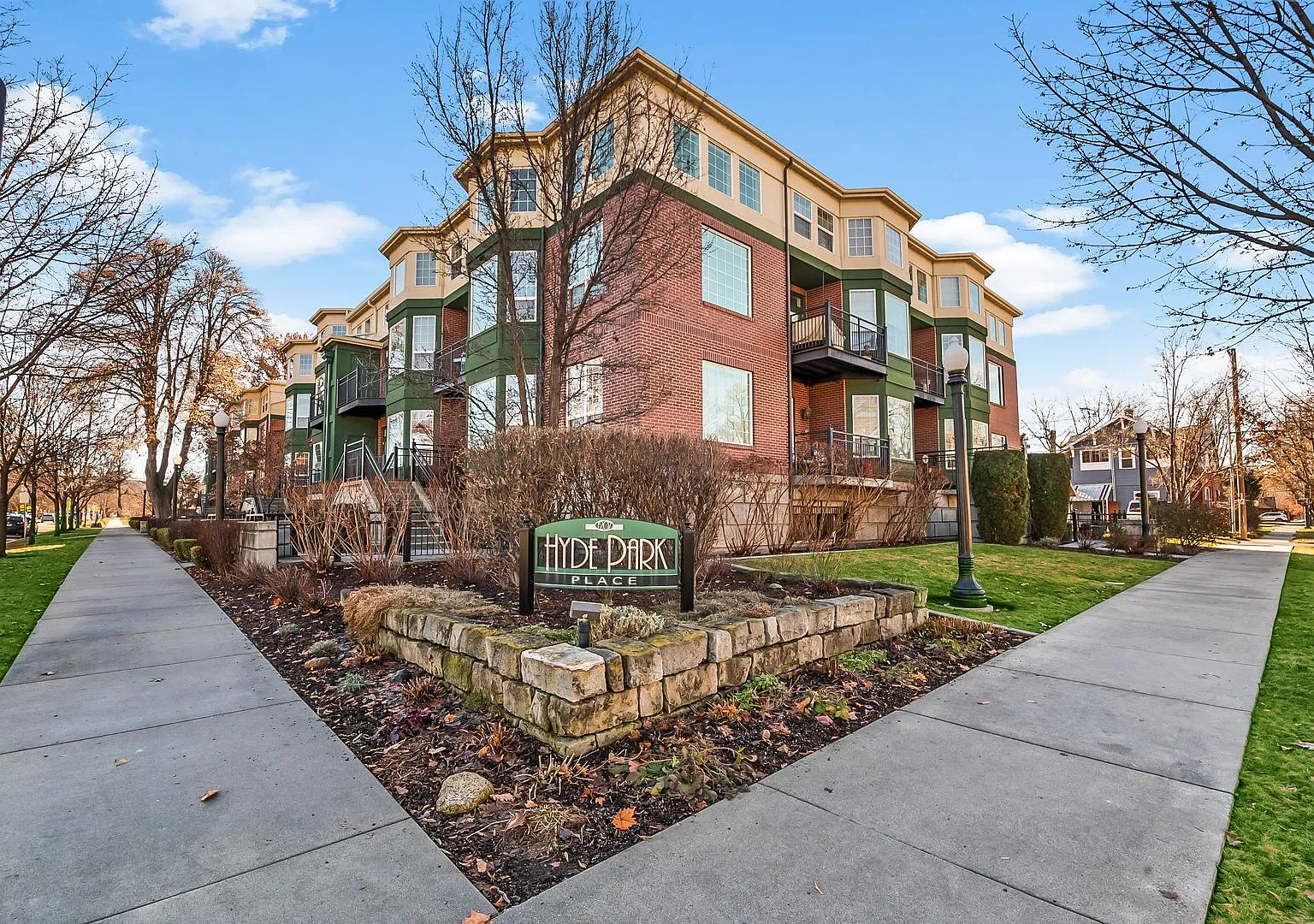 2 Bedroom 2 Bathroom Condo in Hyde Park Place — Photo 1
