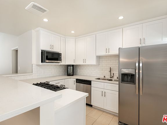 5th image of 337 N Oakhurst Dr