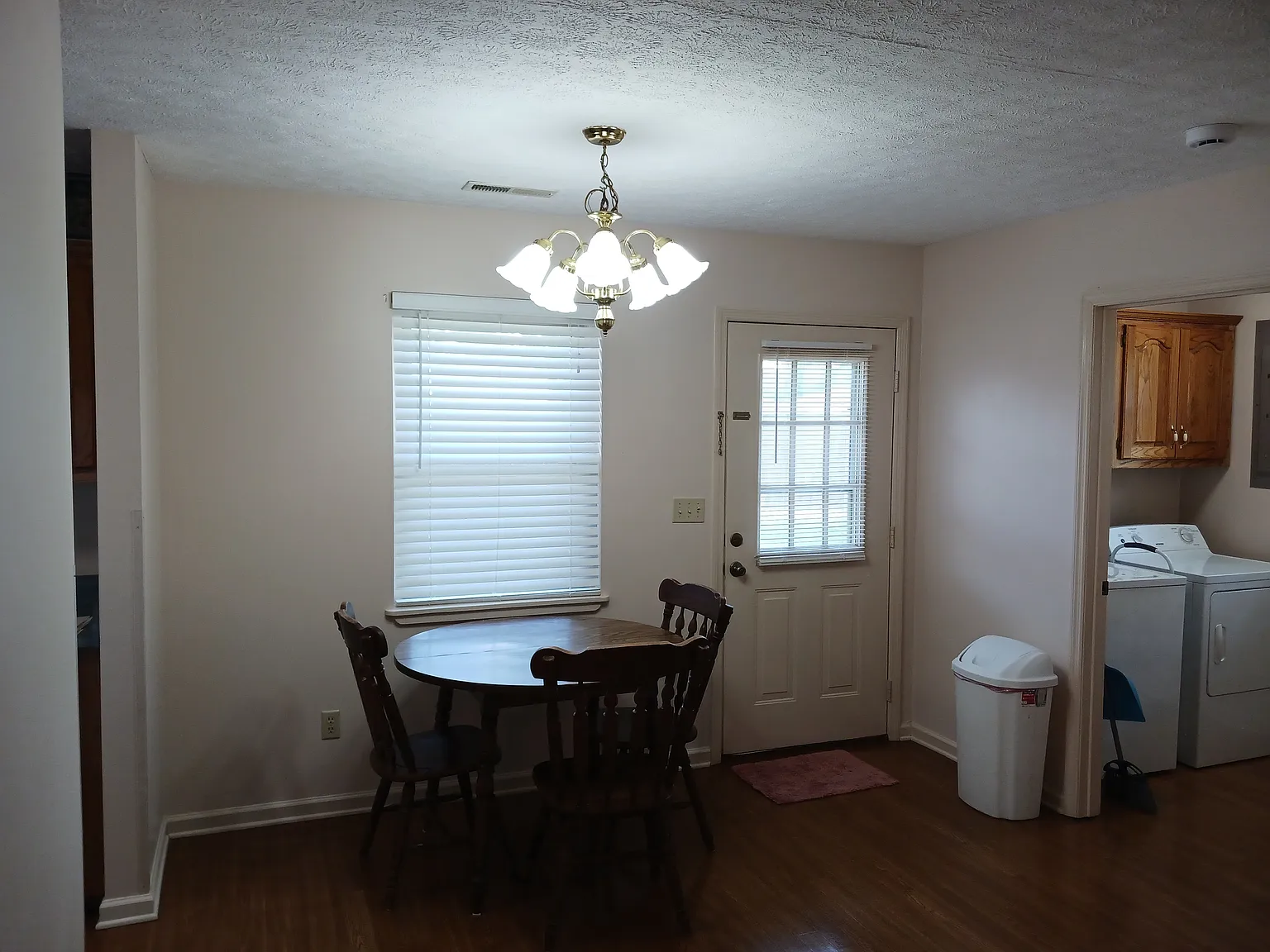 101 Oak Ln — Photo 2