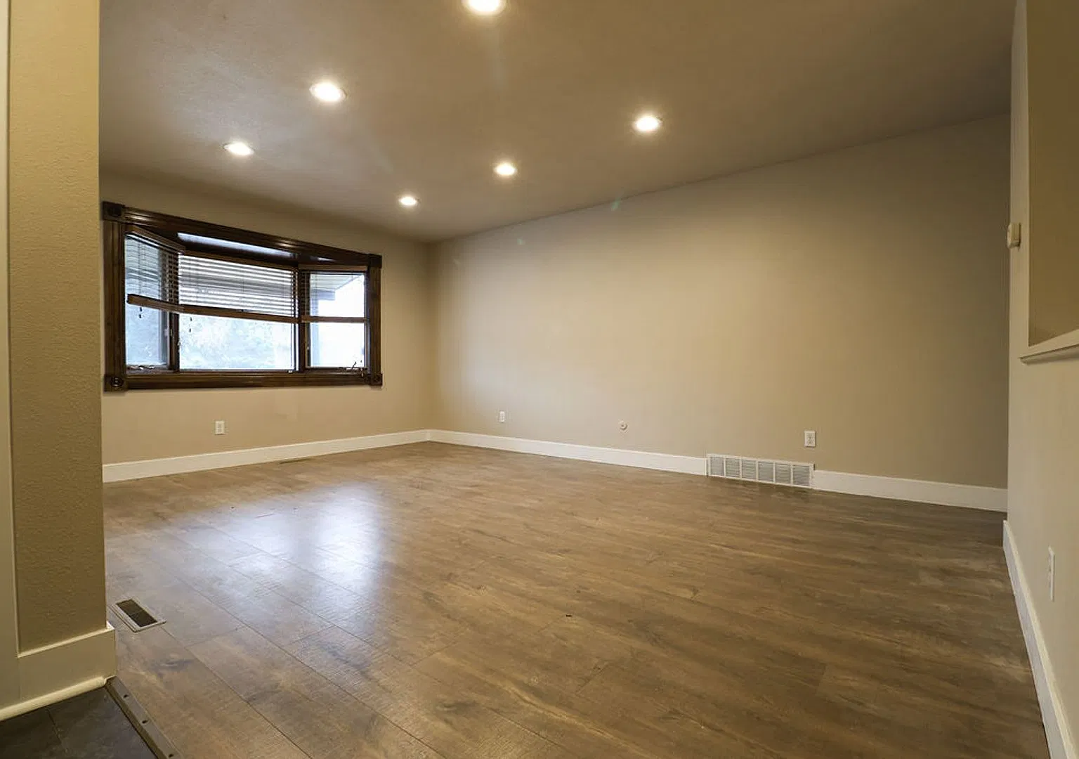 4 Bedroom, 2 Bath home in the heart of Windsor. — Photo 2