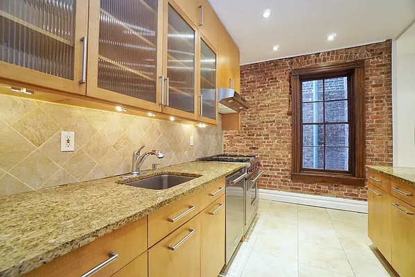 Sold by REMAX Elite | media 27