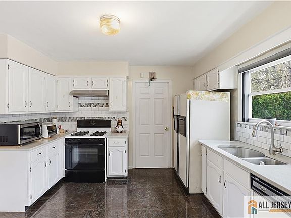 5th image of 40 La Valencia Rd