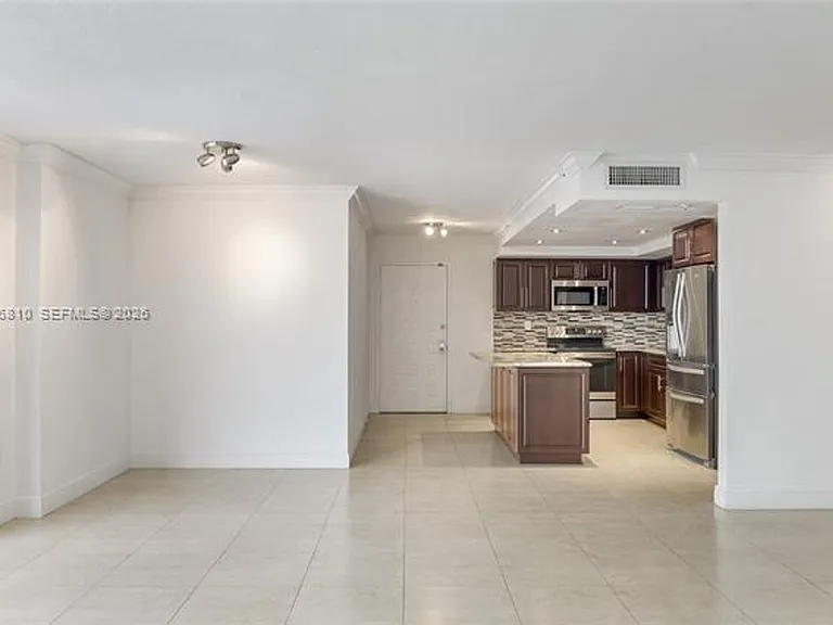 6061 Collins Avenue Cu #15D — Photo 5