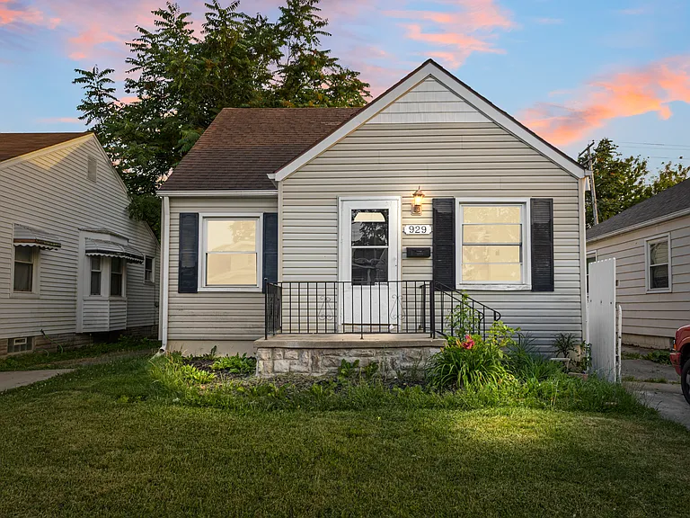 929 White Ave — Photo 4