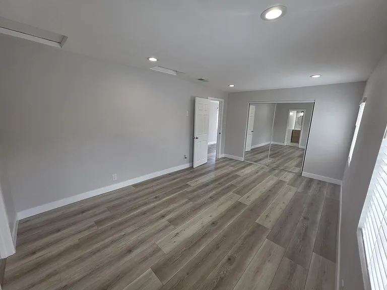 10303 Arminta St — Photo 6