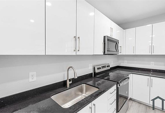 4th image of 143 Greenbriar Blvd